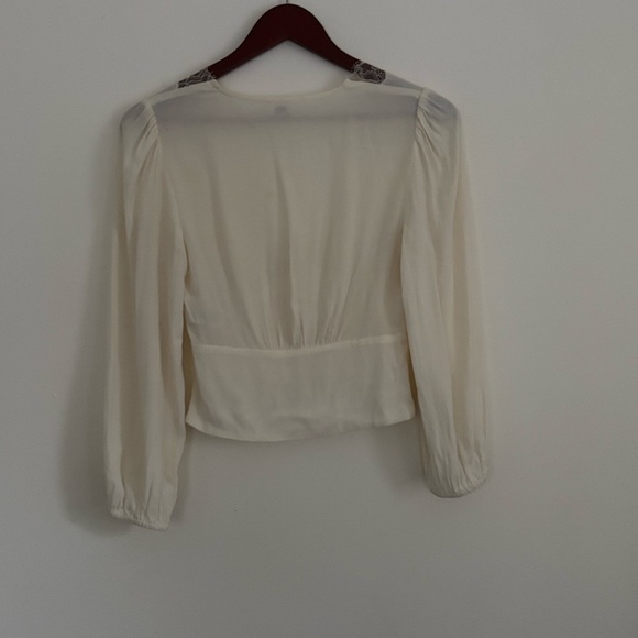Aritzia Romance Me Blouse - Size XS - Picture 3 of 5